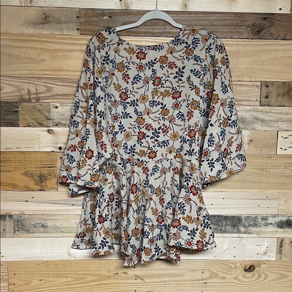 Hayden size L Multicolor Floral Flutter Sleeve Lightweight Chinch Waist Blouse - Picture 7 of 8